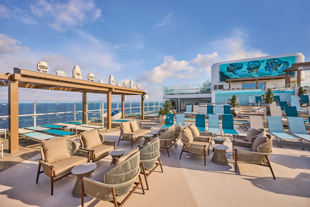 Deck des Kreuzfahrtschiffes Mein Schiff Relax mit vielen Liegest&uuml;hlen und Sitzm&ouml;glichkeiten