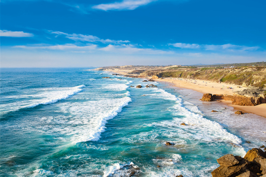 K&uuml;stenabschnitt in Portugal, rechts die felsige K&uuml;ste, links das Meer